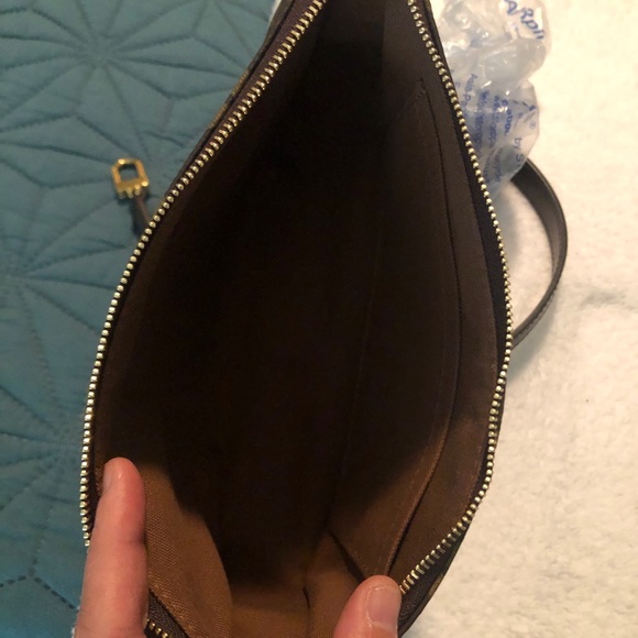 ❌SOLD❌ pochette accessories - Picture 2 of 3